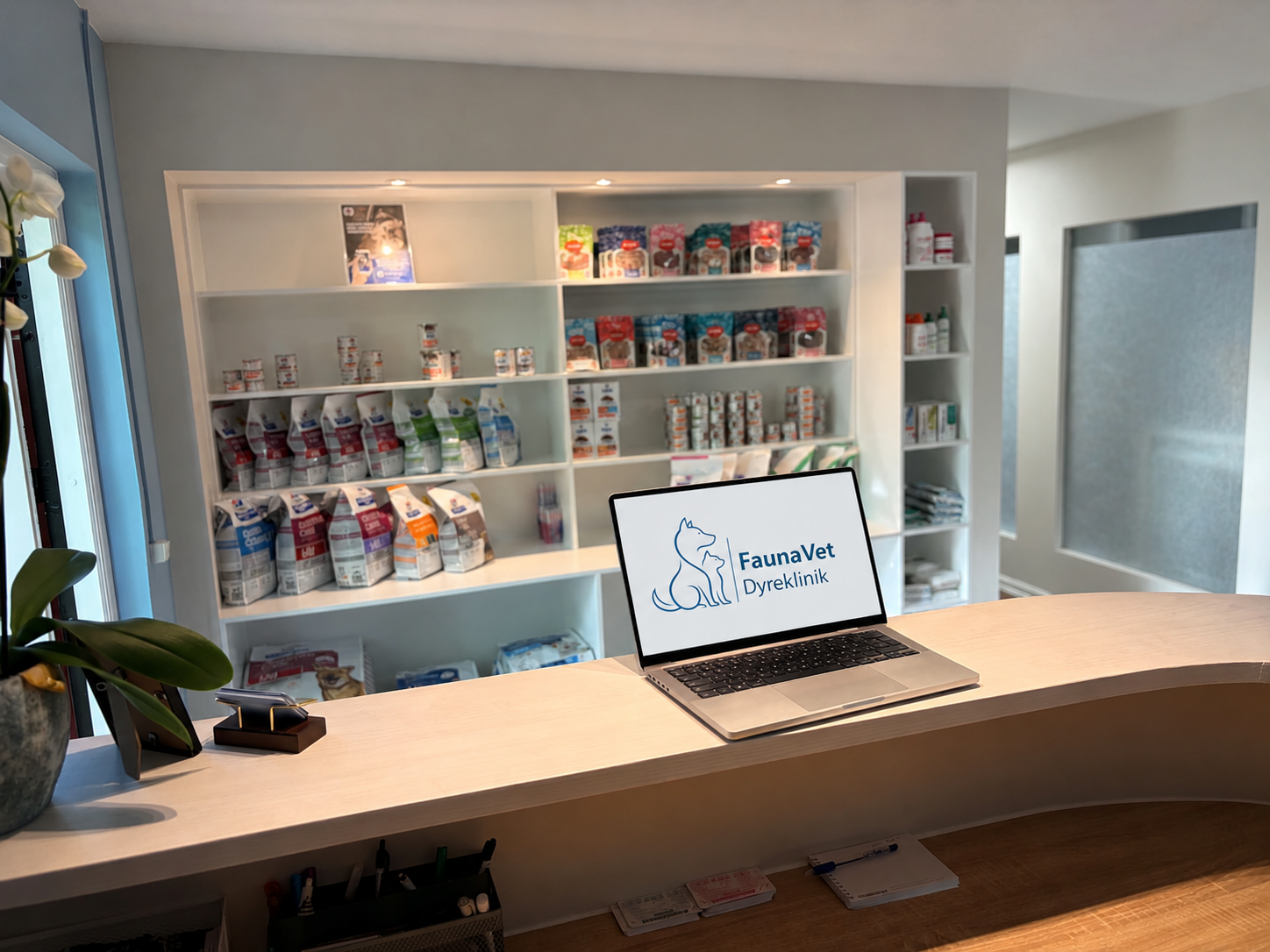 Dyrlæge med patient hos FaunaVet Dyreklinik
